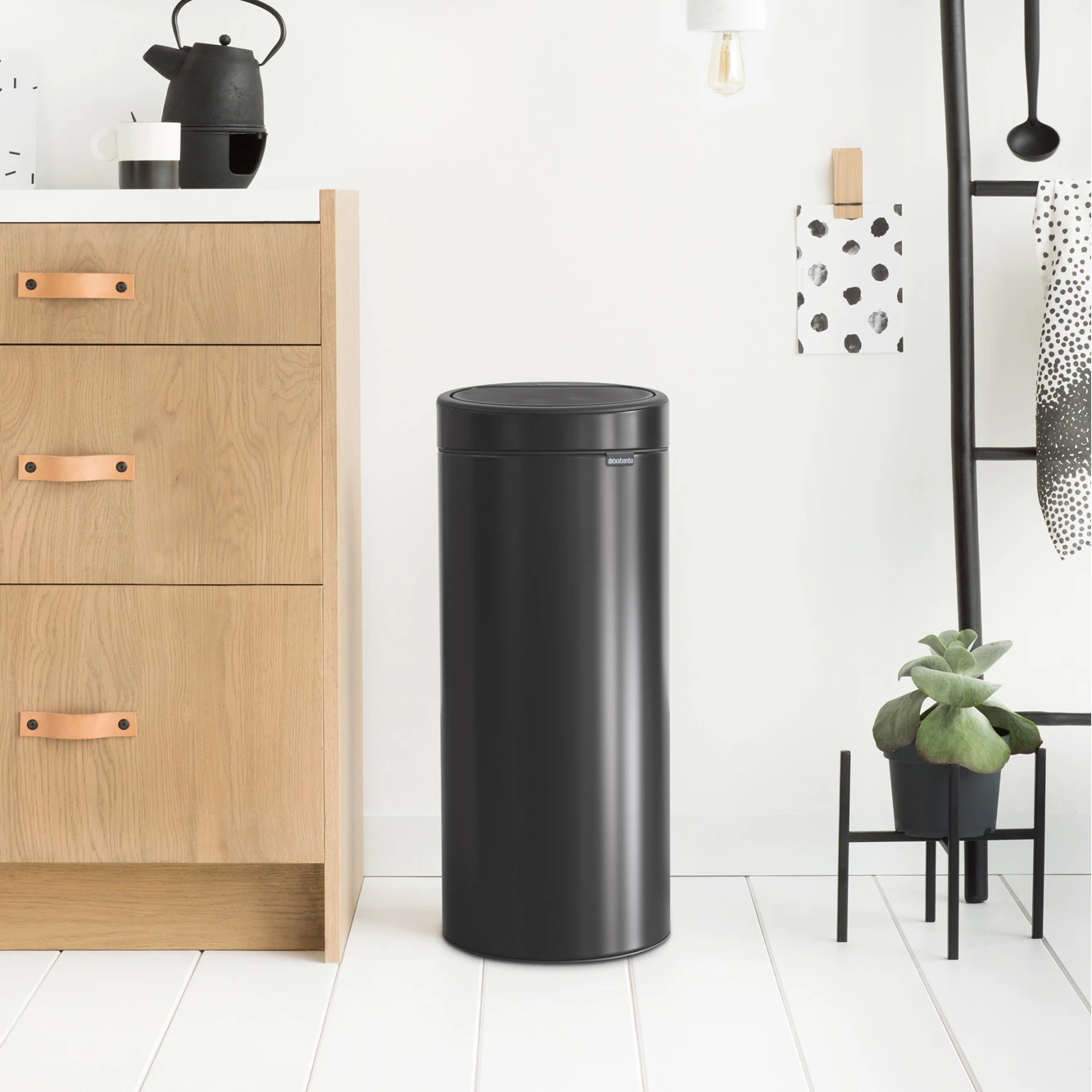 Brabantia Touch Bin Afvalemmer 30 L Zwart 4 Brabantia Touch Bin Afvalemmer 30 L Zwart - Afbeelding 2