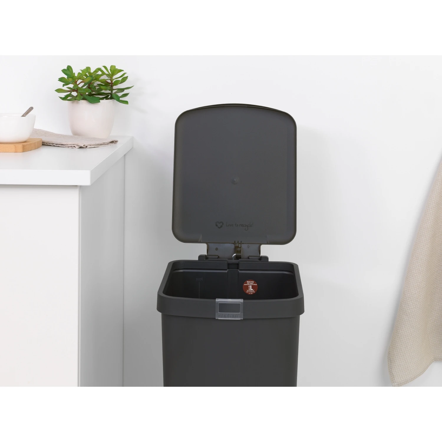 Brabantia StepUp Pedaalemmer 40 Liter Dark Grey 5 Brabantia StepUp Pedaalemmer 40 Liter Dark Grey - Afbeelding 3